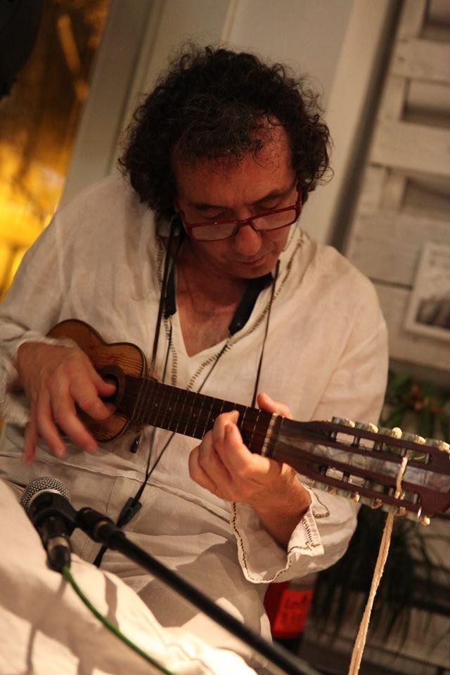 Miguel Anda tocando el charango en un concierto
